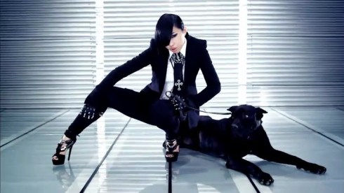 Minzy from 2ne1 adds a Glam Rock/Cyber punk feel to her suit. She turns androgynous fashion into glam couture. She shows that any diva can rock a suit and tie.